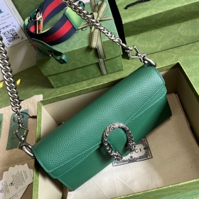 Серия небольших сумок через плечо. На показе мод «Gucci Stars» бр