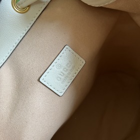 Серия GG Bucket Bag. Эта сумка через плечо из серии GG Bucket Bag