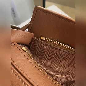 Мини-сумка из гладкой кожи Сумка — это первая сумка, созданная кр