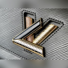 Артикул： M21031 Черный Эта сумка среднего размера украшена искусс