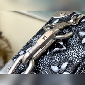 Артикул： M21368 Эта сумка из кожи, имитирующей текстуру денима, у