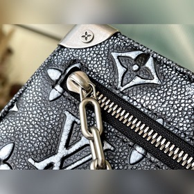 Артикул： M21368 Эта сумка из кожи, имитирующей текстуру денима, у