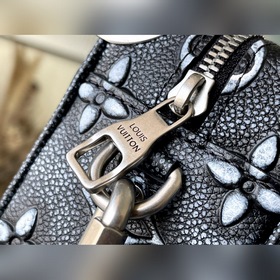 Артикул： M21368 Эта сумка из кожи, имитирующей текстуру денима, у
