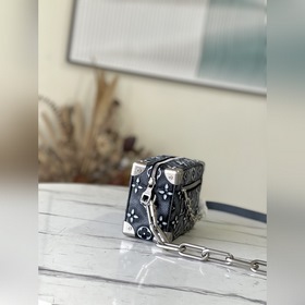 Артикул： M21368 Эта сумка из кожи, имитирующей текстуру денима, у
