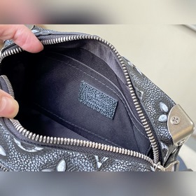 Артикул： M21368 Эта сумка из кожи, имитирующей текстуру денима, у