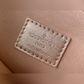 Артикул： M57654 Эта сумка BB из мягкой кожи с тиснением Monogram 