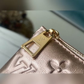 Артикул： M57654 Эта сумка BB из мягкой кожи с тиснением Monogram 