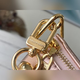 Артикул： M57654 Эта сумка BB из мягкой кожи с тиснением Monogram 