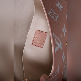 Артикул： M81759 Эта сумка-цепочка из мягкой кожи с классическим 