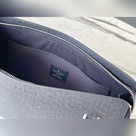 Артикул： M81745 Эта сумка-клатч из кожимеет достаточно места для 