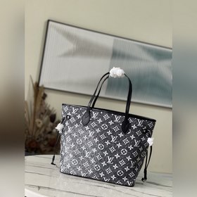 Артикул： M21465 Эта сумка Neverfull среднего размера из джинсовой