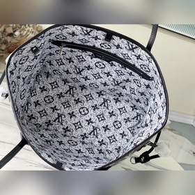 Артикул： M21465 Эта сумка Neverfull среднего размера из джинсовой