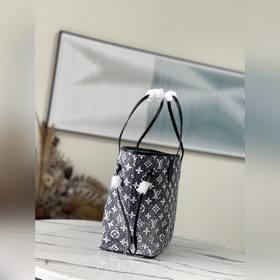 Артикул： M21465 Эта сумка Neverfull среднего размера из джинсовой