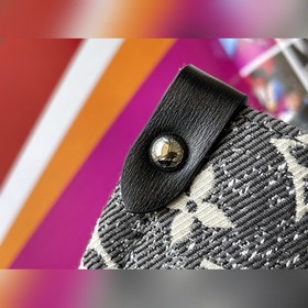 Артикул： M46448 Цвет： джинсовый. Эта сумка OnTheGo среднего разме