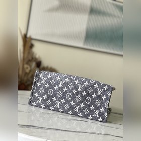 Артикул： M46448 Цвет： джинсовый. Эта сумка OnTheGo среднего разме
