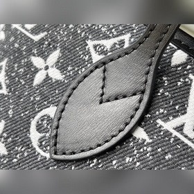 Артикул： M21465 Эта сумка Neverfull среднего размера из джинсовой