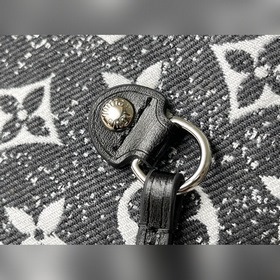 Артикул： M21465 Эта сумка Neverfull среднего размера из джинсовой