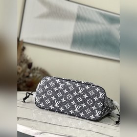 Артикул： M21465 Эта сумка Neverfull среднего размера из джинсовой