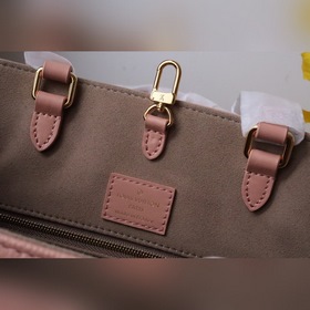 Фотография от Du Shijia 【Средняя сумка ONTHEGO】 Артикул： m46286 