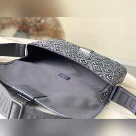 Артикул： M21358 Средняя сумка-почтальон из коровьей кожи с постеп