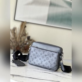Артикул： M69443 Серебристая сумка Trio Mailbag изготовлена из пар