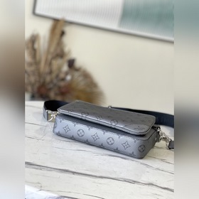 Артикул： M69443 Серебристая сумка Trio Mailbag изготовлена из пар
