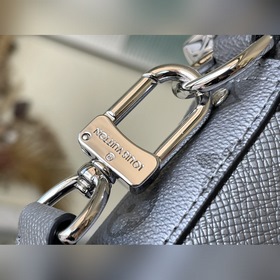 Артикул： M69443 Серебристая сумка Trio Mailbag изготовлена из пар