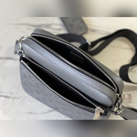 Артикул： M69443 Серебристая сумка Trio Mailbag изготовлена из пар