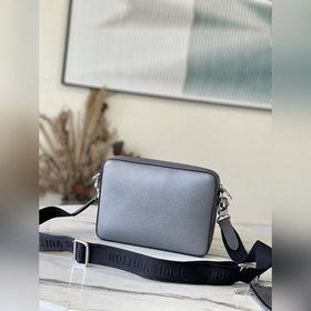 Артикул： M69443 Серебристая сумка Trio Mailbag изготовлена из пар