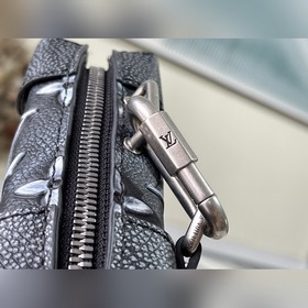 Артикул： M81766 Эта сумка сочетает в себе классические элементы и