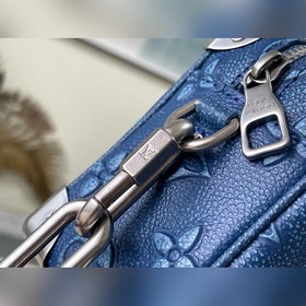 Артикул： M21368 Синий Эта сумка из кожи, имитирующей текстуру джи