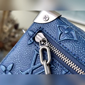 Артикул： M21368 Синий Эта сумка из кожи, имитирующей текстуру джи
