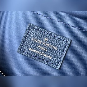 Артикул： M21368 Синий Эта сумка из кожи, имитирующей текстуру джи