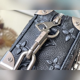 Артикул： M21368 Черный Эта сумка из кожи бычка имитирует текстуру