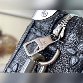 Артикул： M21368 Черный Эта сумка из кожи бычка имитирует текстуру
