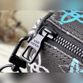 Артикул： M21399 Эта сумка из серии 25 изготовлена из парусины с п