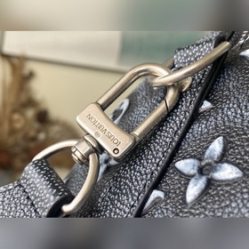 Артикул： M21448 Эта модель  сумка изготовлена из кожи с эффектом