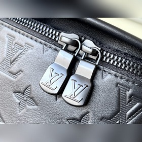 Артикул： M44388 Эта модель поясной сумкизготовлена из мягкой кожи