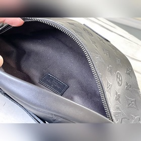 Артикул： M44388 Эта модель поясной сумкизготовлена из мягкой кожи
