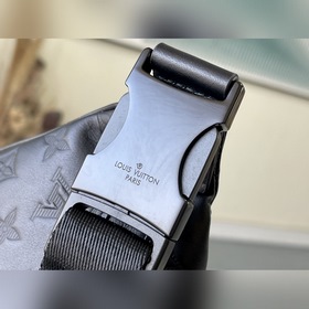Артикул： M44388 Эта модель поясной сумкизготовлена из мягкой кожи