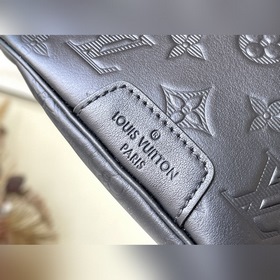 Артикул： M44388 Эта модель поясной сумкизготовлена из мягкой кожи