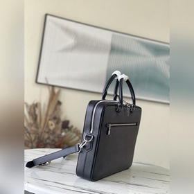 Артикул M33441 Этот портфель изготовлен из кожи Taiga, отличается
