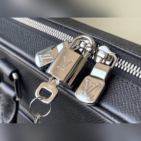 Артикул M33441 Этот портфель изготовлен из кожи Taiga, отличается