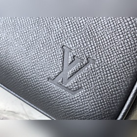 Артикул M33441 Этот портфель изготовлен из кожи Taiga, отличается