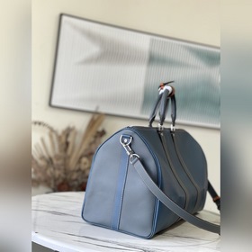 Артикул： M21377 Эта сумка Keepall 50 выполнена из кожи разных отт
