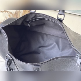 Артикул： M21420 Эта сумка Keepall изготовлена из кожи быка и демо