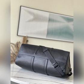 Артикул： M21420 Эта сумка Keepall изготовлена из кожи быка и демо