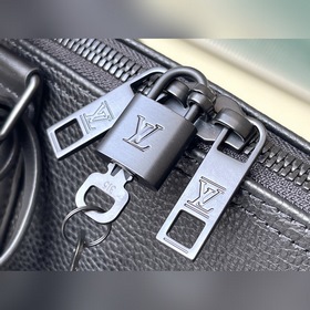 Артикул： M21420 Эта сумка Keepall изготовлена из кожи быка и демо