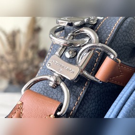 Артикул： M21544 Эта модель почтовой сумкизготовлена из кожи, окра