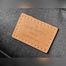 Артикул： M21544 Эта модель почтовой сумкизготовлена из кожи, окра